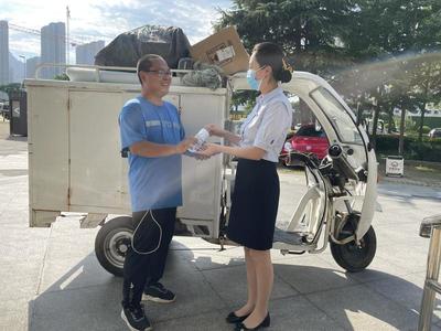 炎夏送清涼，恒愛(ài)伴左右 外賣(mài)遞送服務(wù)的溫暖守護(hù)